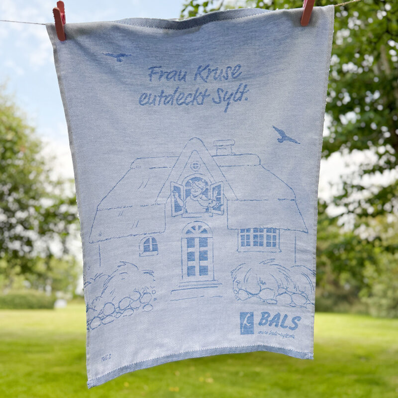 Geschirrhandtuch mit Frau Kruse im Haus