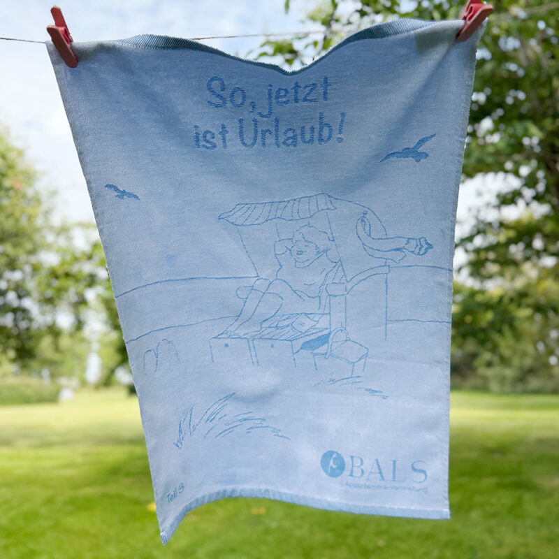 Geschirrhandtuch mit Frau Kruse am Strand