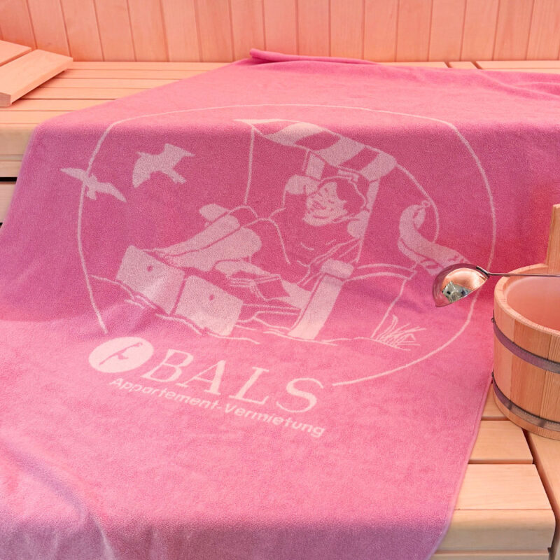 Geschirrhandtuch mit Frau Kruse am Strand